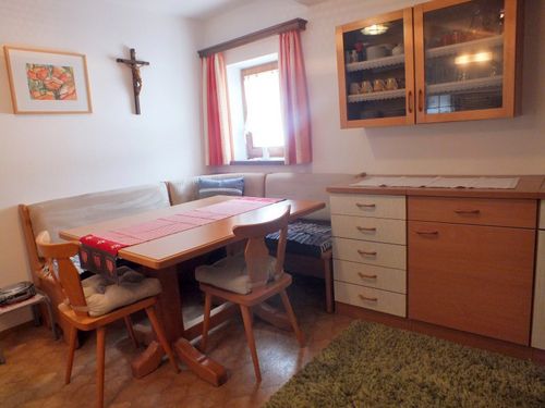 Sitzecke, Kommode, Geschirr - Maixnerhof Grossarltal